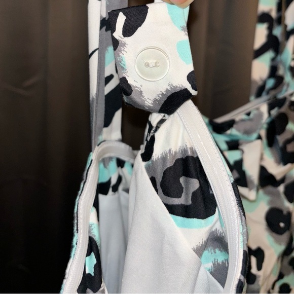 NWOT 3xl  24-26  blue/white floral adjustable ruffle h… - Picture 4 of 6